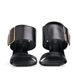 Tacón de piel CIDER con tira ancha detalle de hebilla