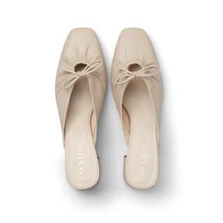 Zapatilla destalonada YARi con apertura y moño decorativo