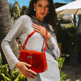 Bolsa de hombro GRANADA roja con hebilla decorativa