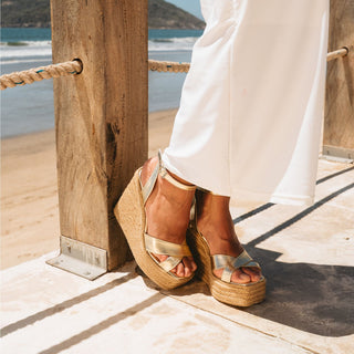 Sandalia de plataforma nory color oro